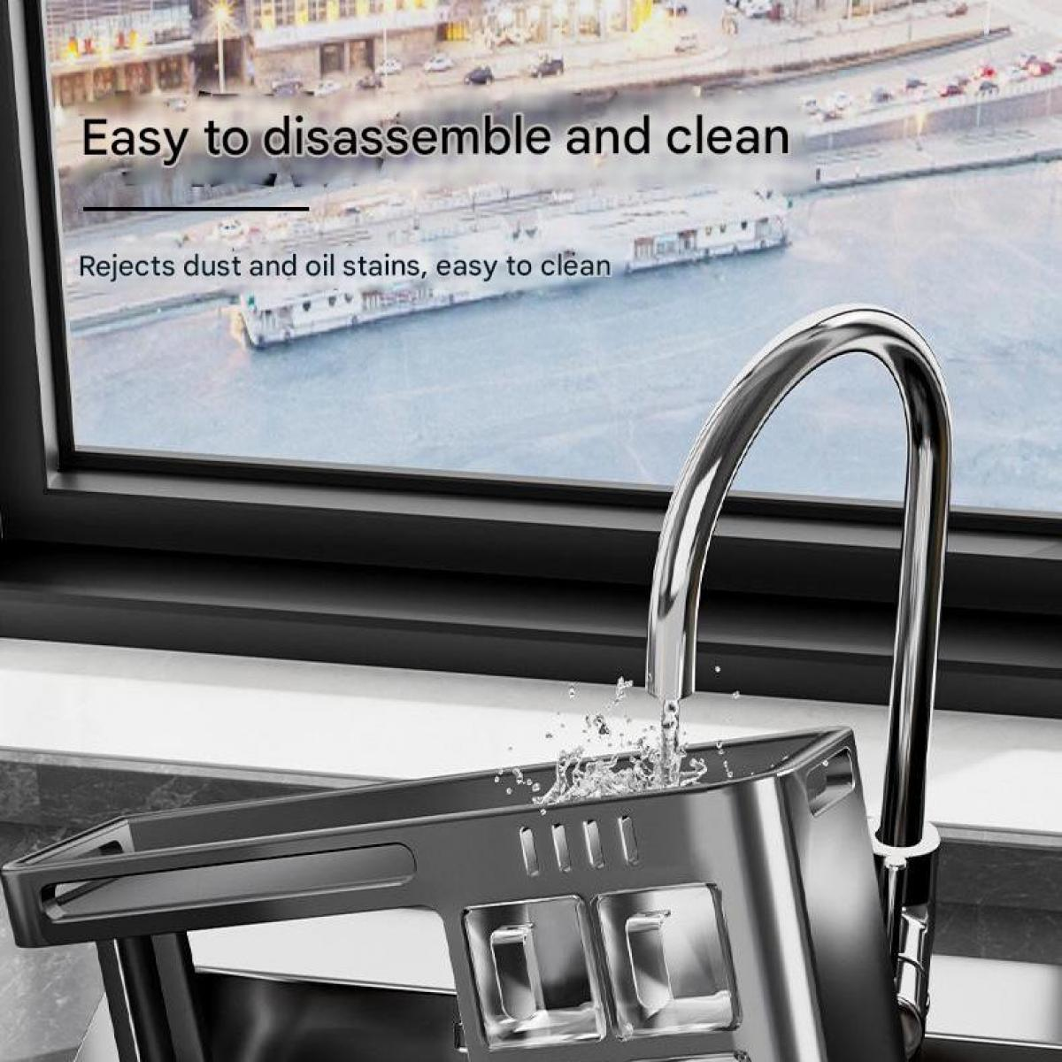 Ein silberner Spülkorb wird unter einem Wasserhahn gespült. Der Hintergrund zeigt ein Fenster mit Stadtansicht.