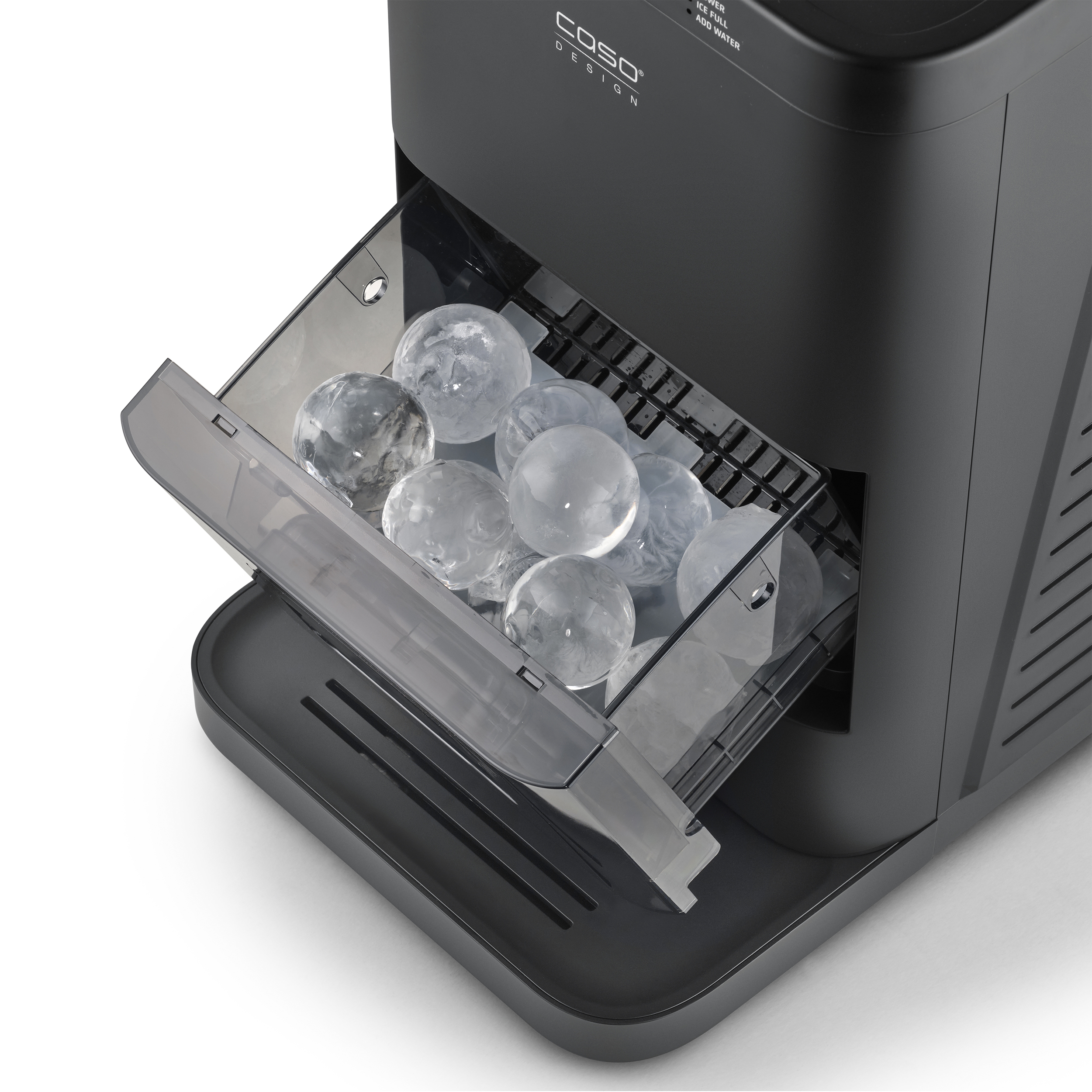 Ein schwarzer Eisbereiter mit einer Schublade voller runder Eiswürfel.