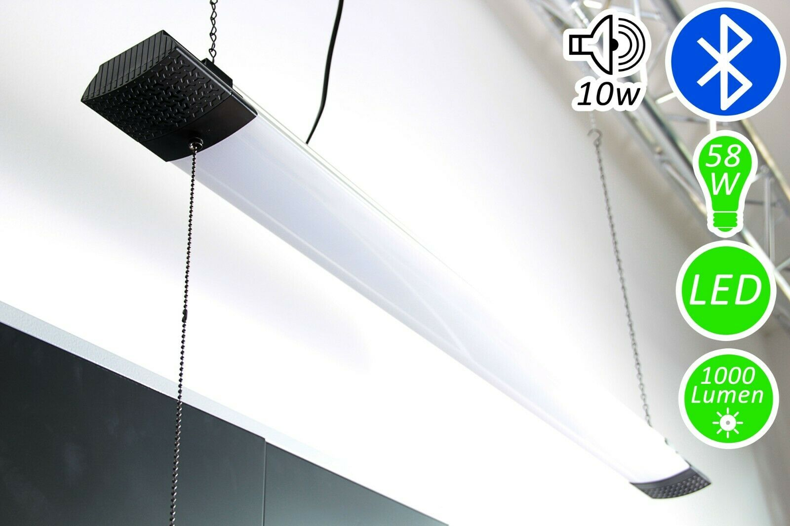 Eine lange, weiße LED-Leuchte mit schwarzem Gehäuse und Kugelkette hängt von der Decke.