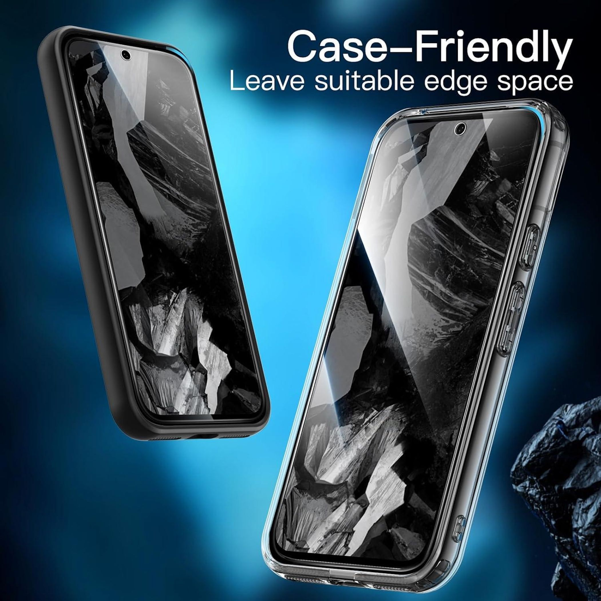 Zwei Smartphone-Hüllen auf blauem Hintergrund. Eine schwarz, eine klar.