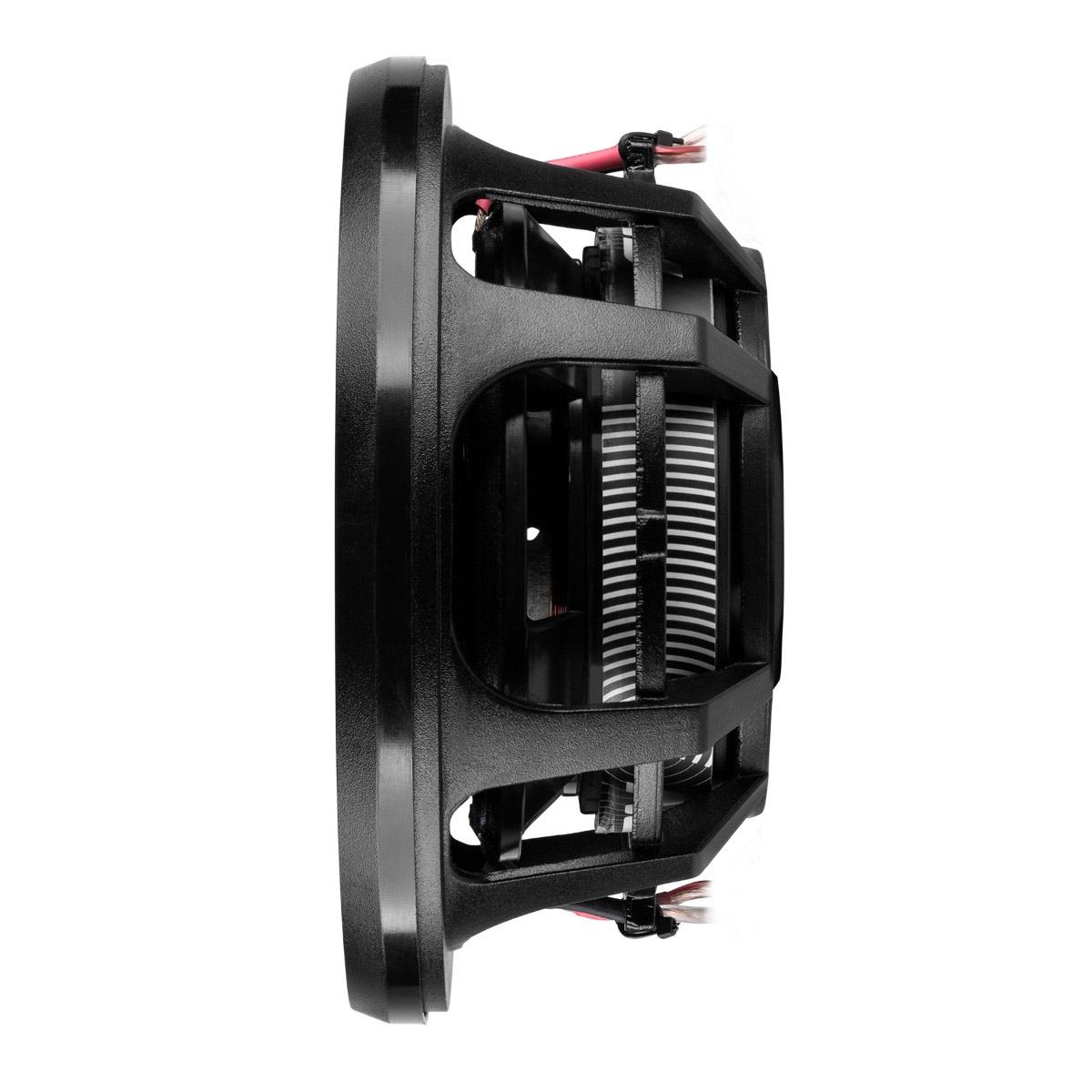 Schwarzer Subwoofer mit roten Kabeln, seitliche Ansicht, auf weißem Hintergrund.