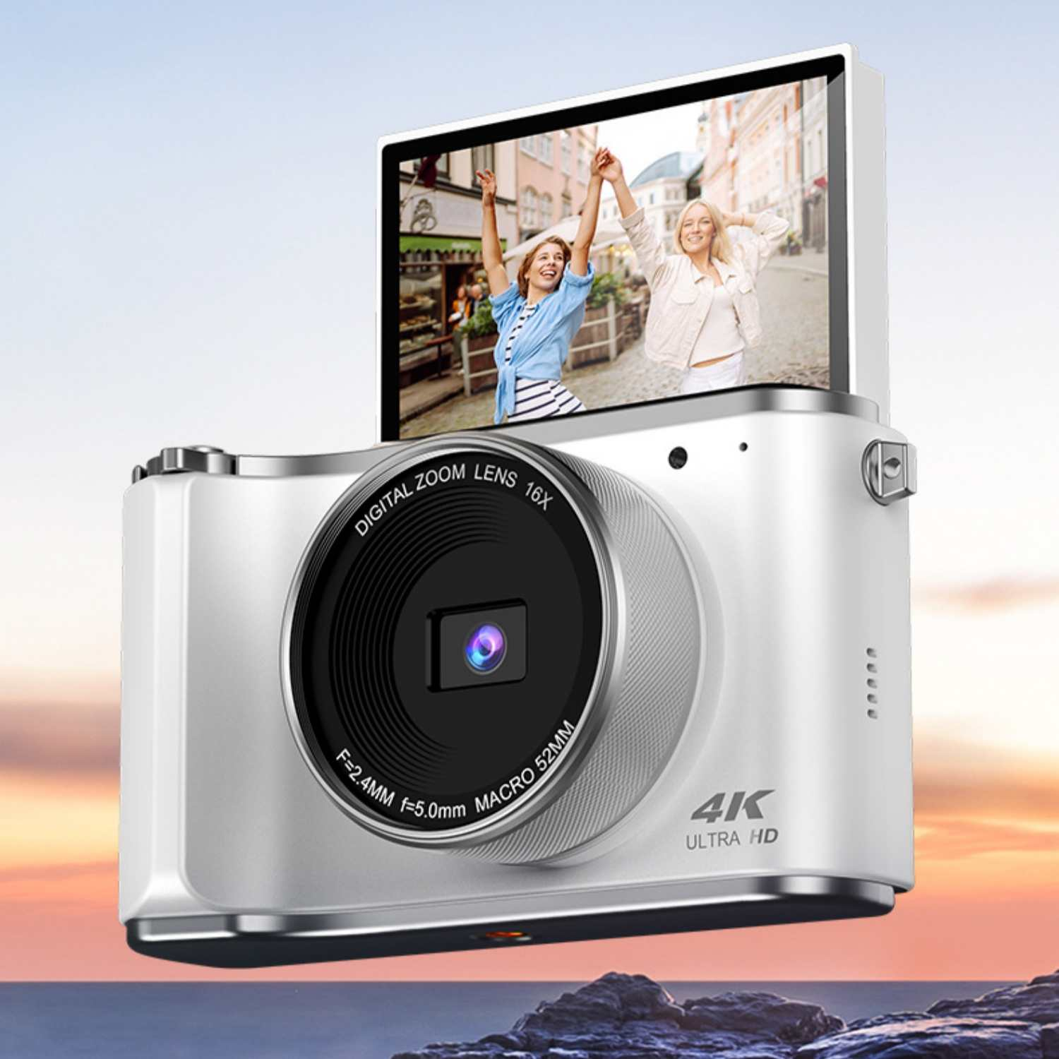 Weiße Kamera mit 16-fachem Digitalzoom und 4K Ultra HD vor einem Sonnenuntergangshimmel.