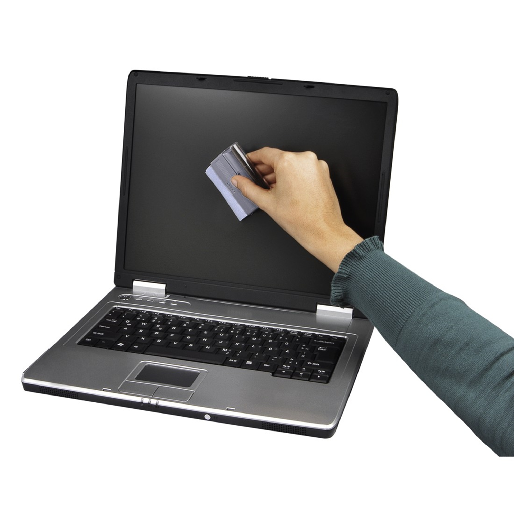 Mano pulisce schermo laptop con strumento.