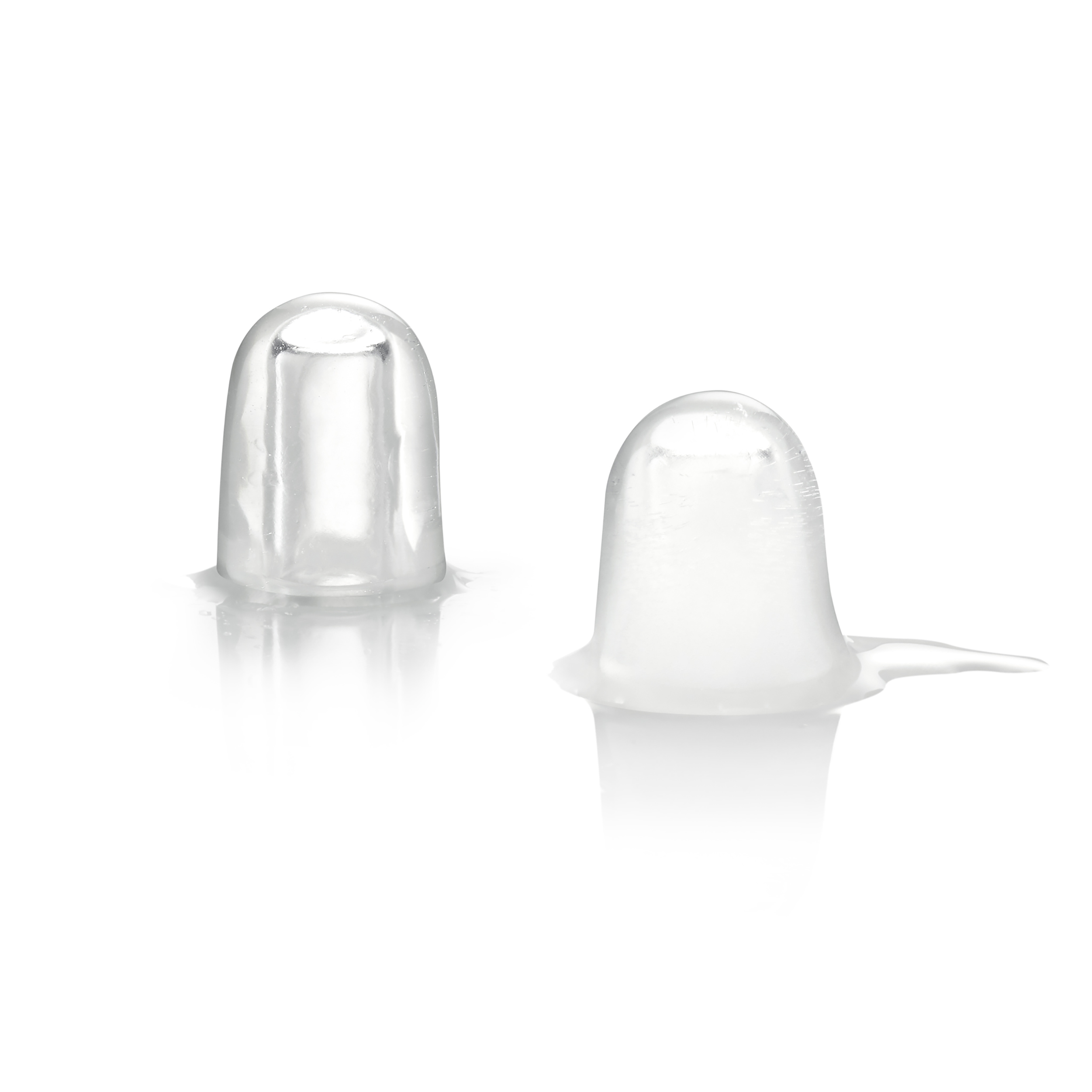 Zwei durchsichtige Eiswürfel in Glockenform auf weißem Hintergrund.