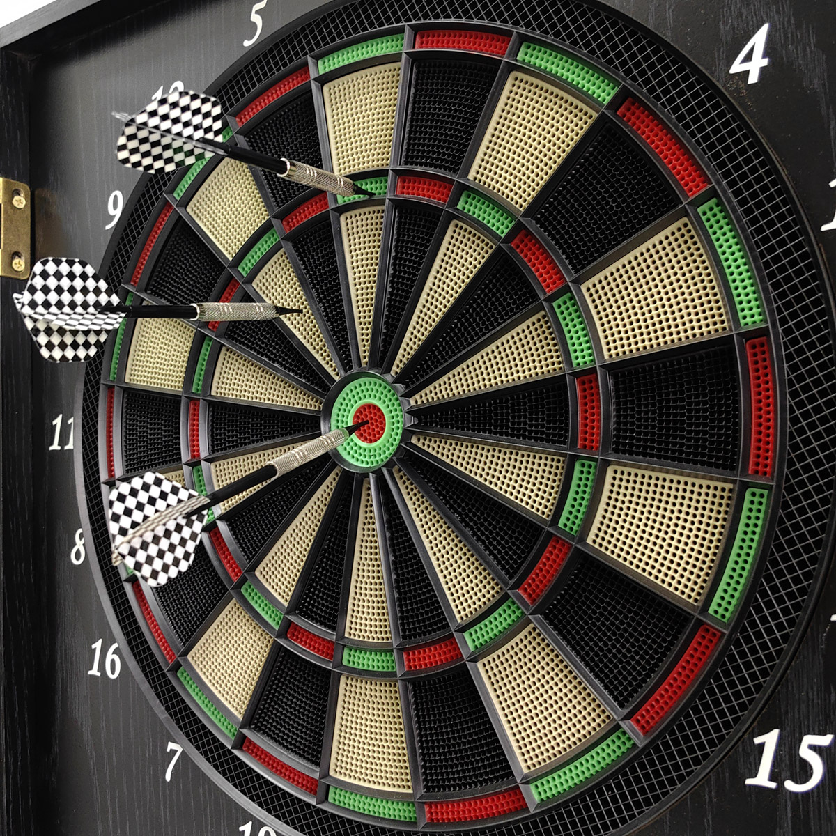 Dartscheibe mit drei Darts, die im Zentrum stecken. Schwarz, Rot, Grün, Gelb.