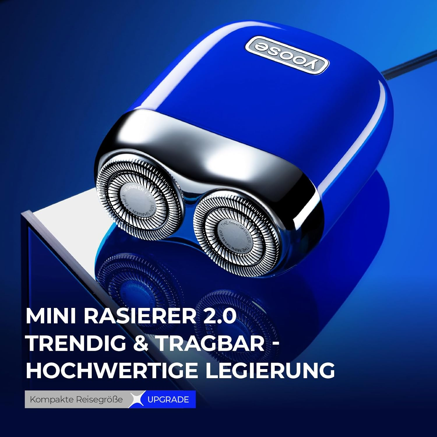 Ein blauer Mini-Rasierer mit silbernen Details auf blauem Hintergrund.