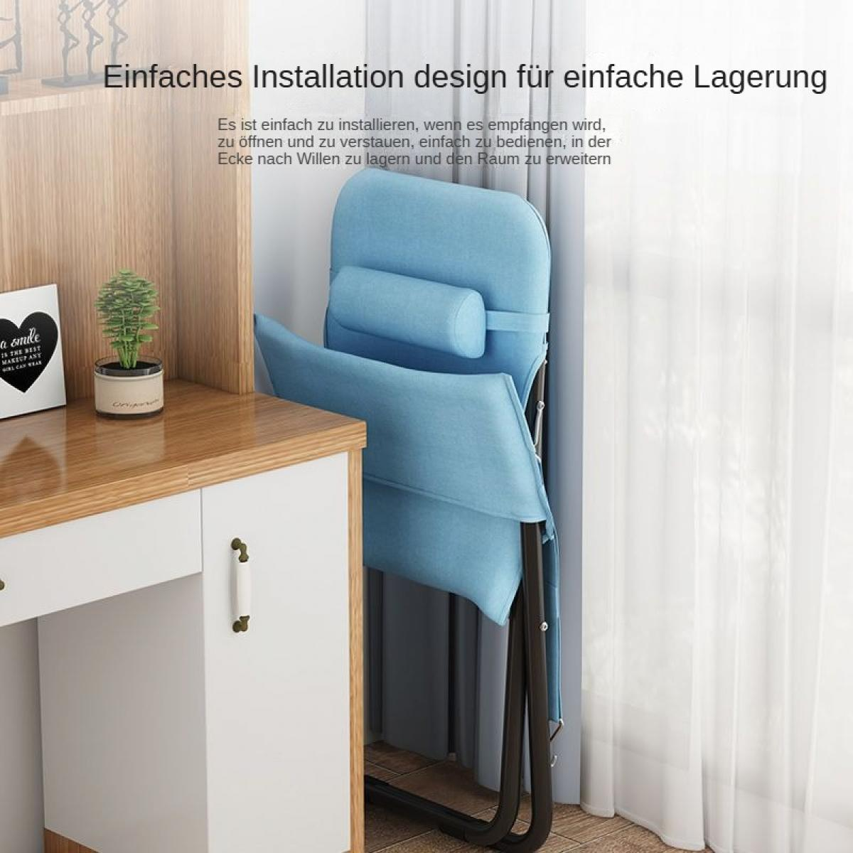 Ein blau zusammenklappbarer Stuhl steht neben einem Schreibtisch mit einer kleinen Pflanze und einem Bild.