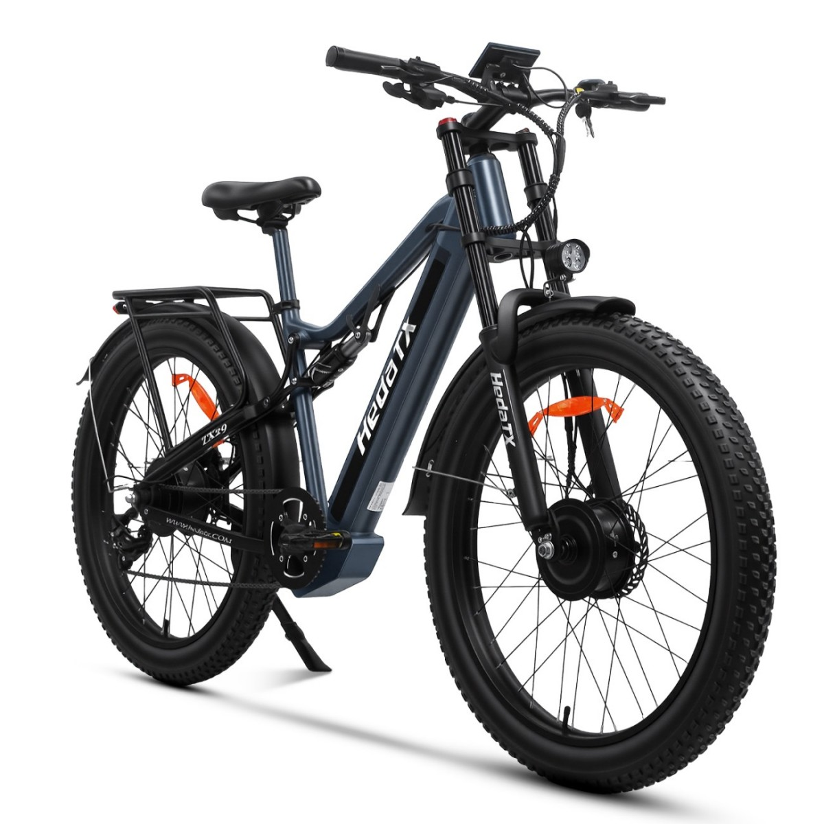 Ein dunkelgraues E-Bike mit breiten Reifen und Gepäckträger steht aufrecht.