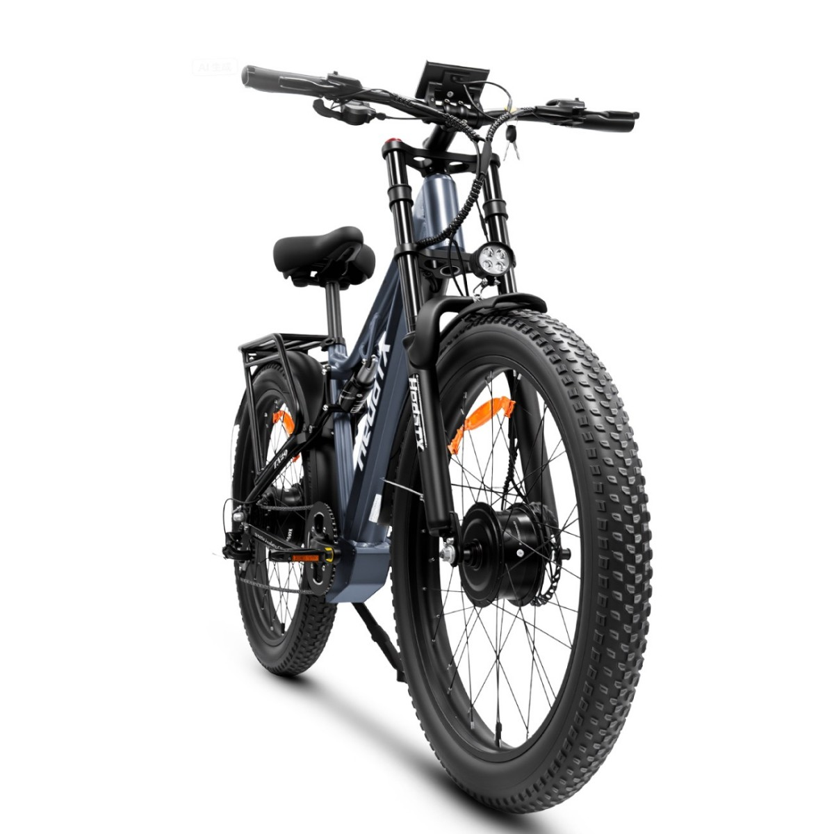 Ein graues E-Bike mit fetten Reifen und Federung steht vor weißem Hintergrund.