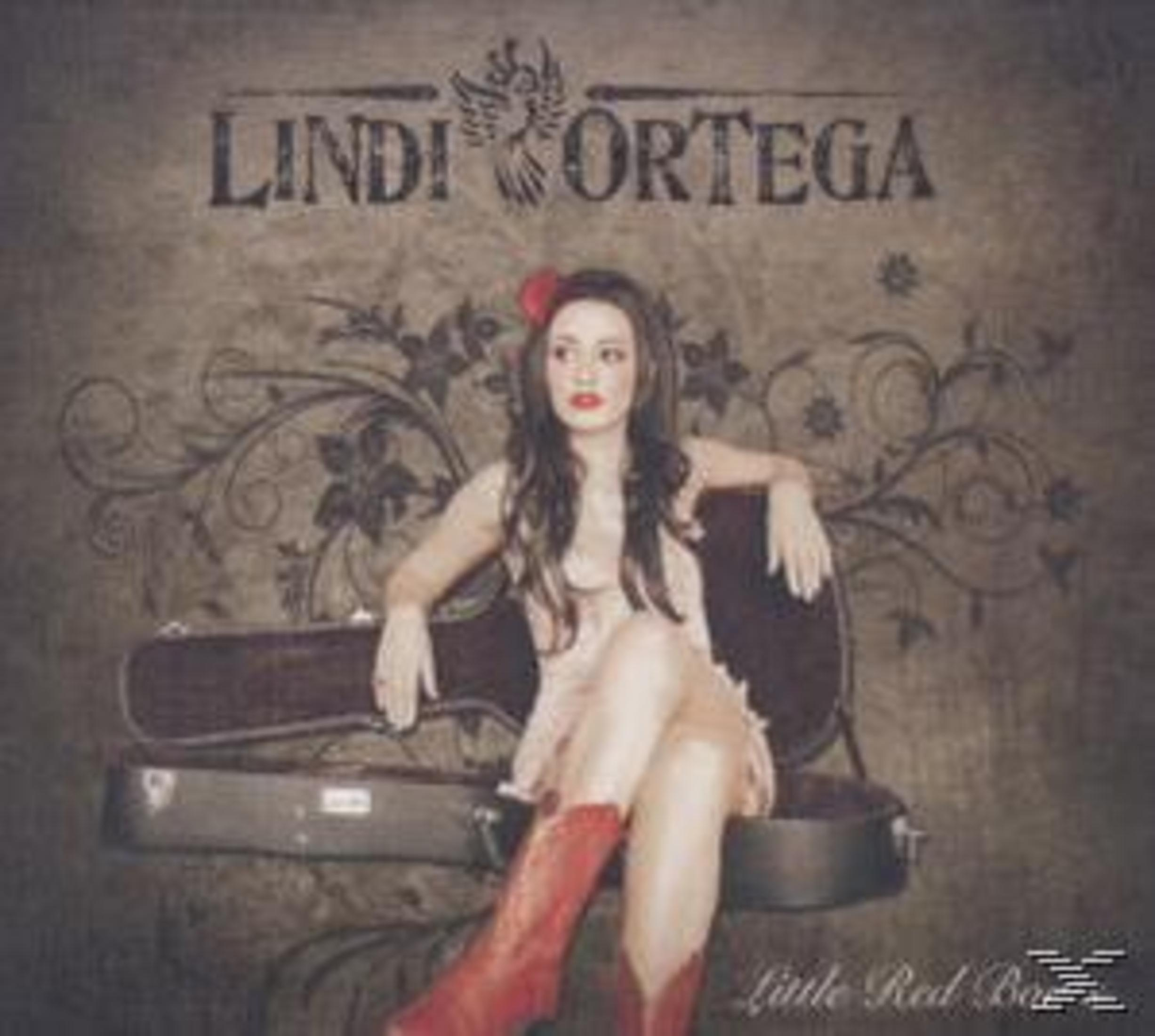 Frau mit roten Stiefeln sitzt neben Gitarrenkoffer, Schriftzug 'Lindi Ortega'.