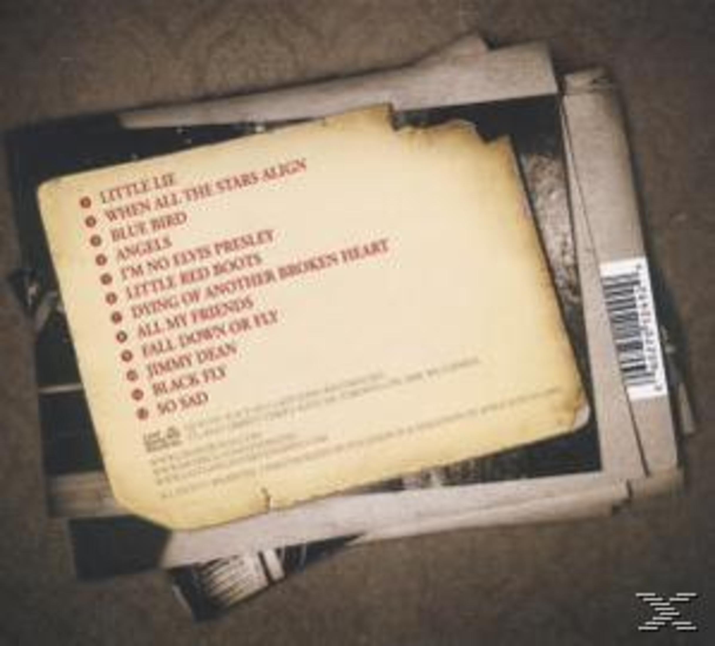 Trackliste auf gelbem Papier, mit roten Punkten, über CD-Hüllen.