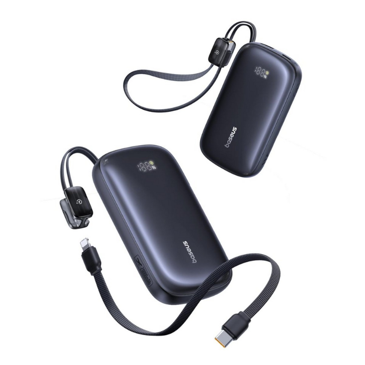 Due power bank nere con cordini e display digitali fluttuano su sfondo bianco.