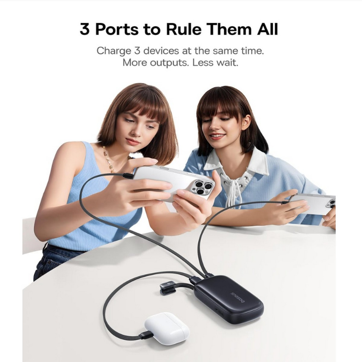 Due donne caricano tre dispositivi contemporaneamente con un caricabatterie power bank nero.