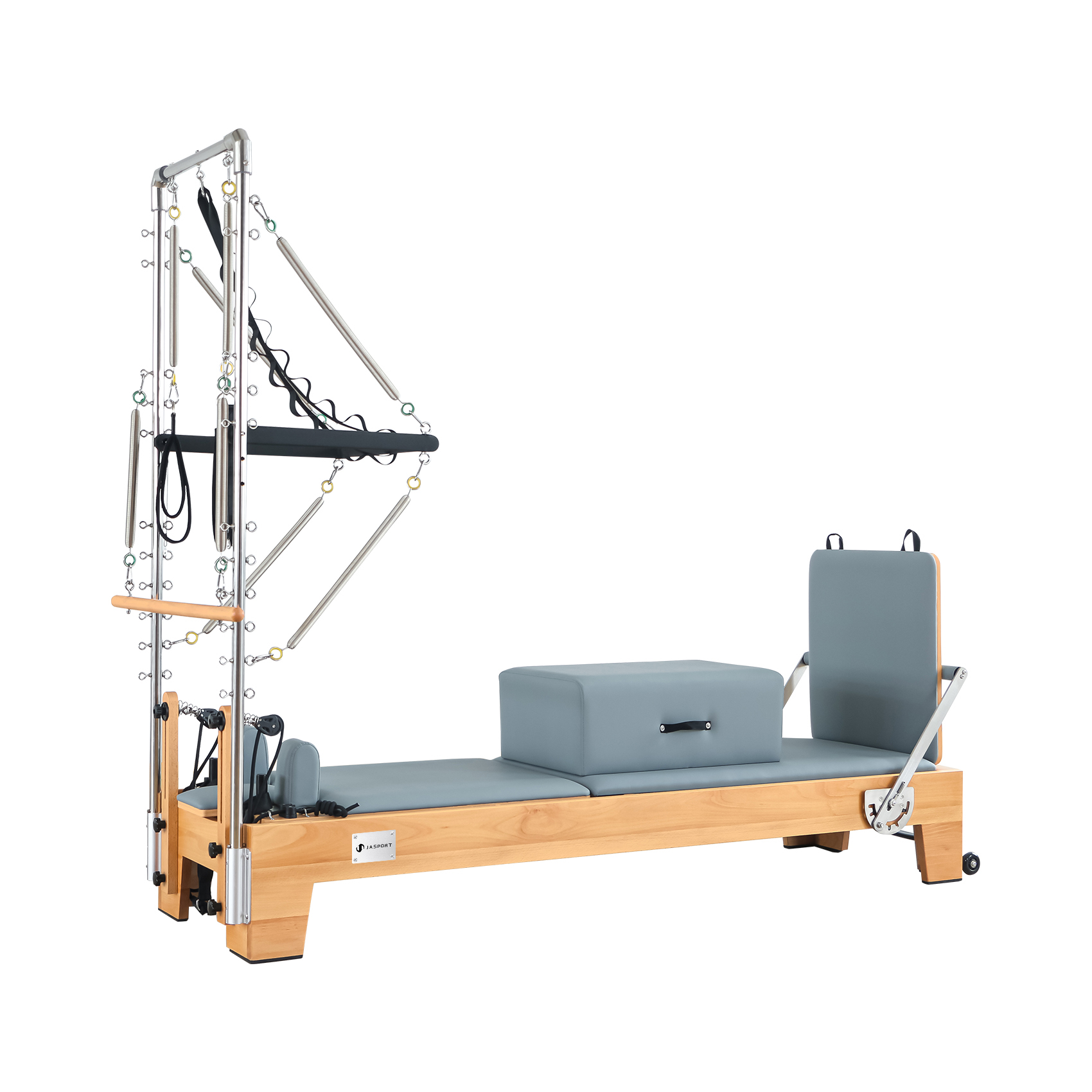 Ein Pilates-Reformer mit Holzrahmen, grauen Polstern, Federn und Stangen.