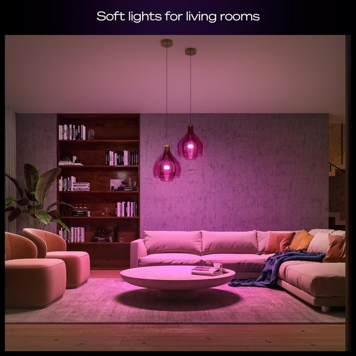 Pembe aydınlatmalı modern oturma odası, koltuklar, sehpa ve kitaplık.