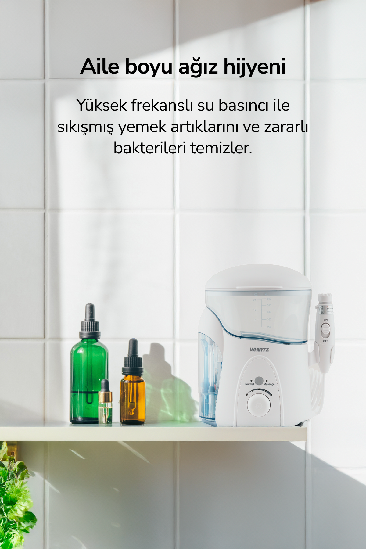 Üç şişeli bir diş ipi, fayanslı zeminde bir rafta duruyor.