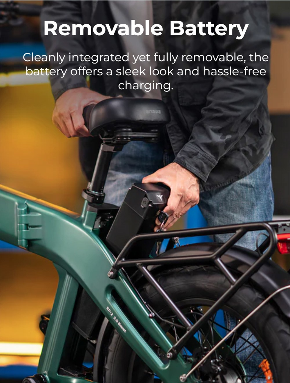 Uomo rimuove batteria da e-bike verde. Telaio verde, batteria nera.