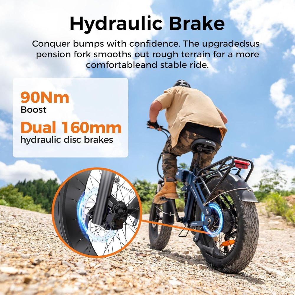 Un uomo guida una e-bike con doppi freni a disco idraulici da 160 mm su sterrato.