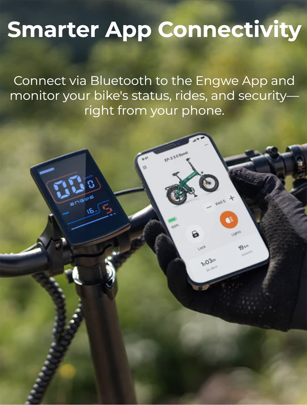 Un telefono mostra un'app con immagine e-bike. Accanto, un ciclocomputer.