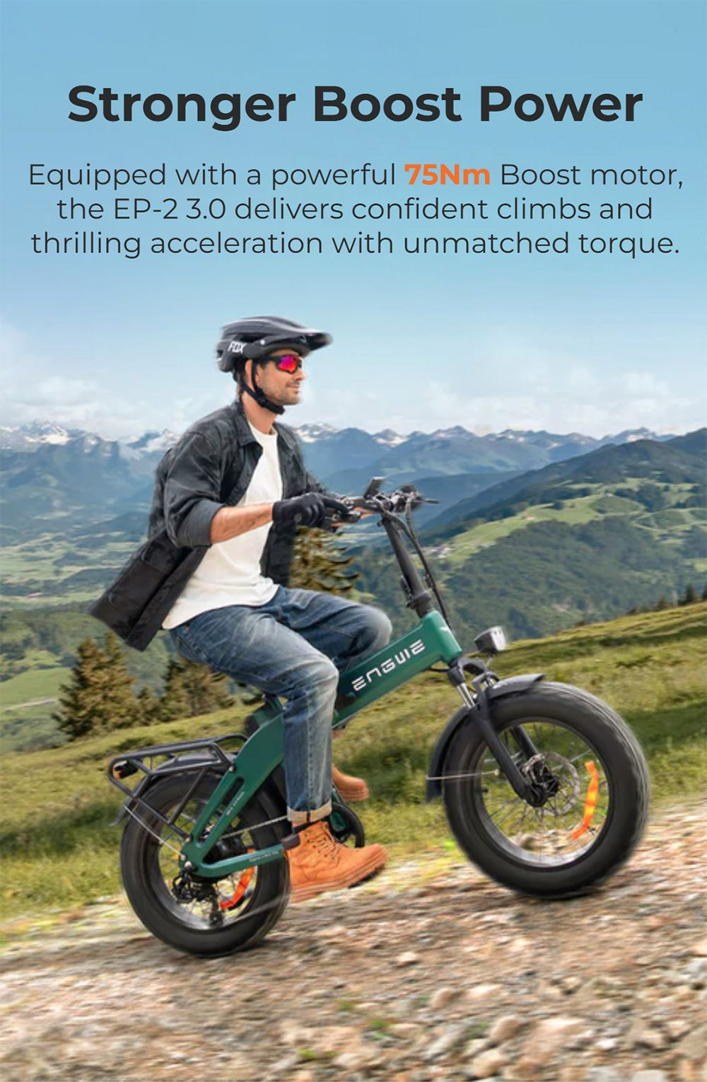 Un uomo guida una e-bike verde su un sentiero montuoso.