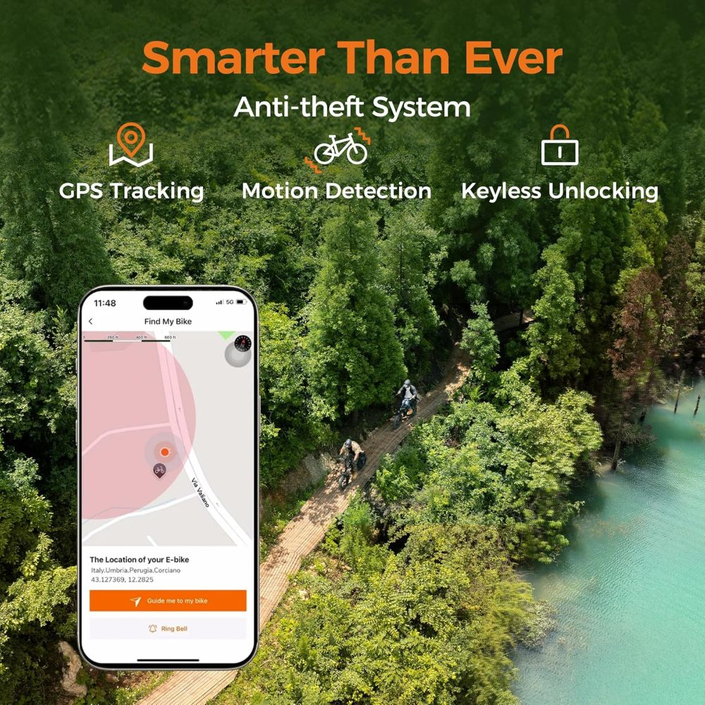 Uno smartphone mostra un'app di localizzazione e-bike davanti a un bosco con ciclisti.