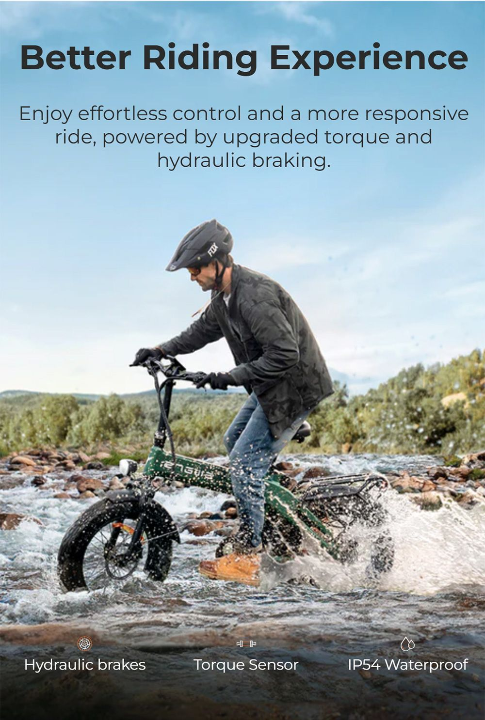 Uomo in e-bike attraversa fiume roccioso. E-bike verde, casco, giacca.