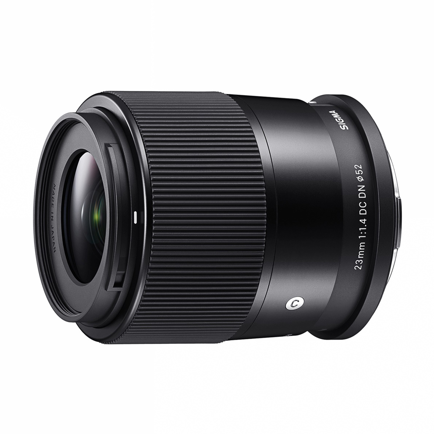 Un obiettivo Sigma 23mm 1:1.4 DC DN nero su sfondo bianco.