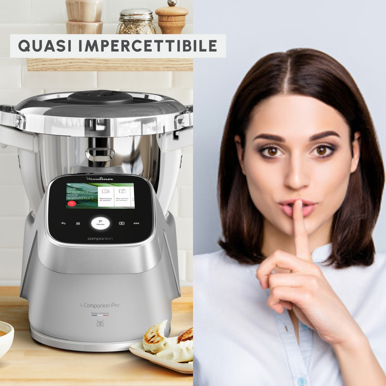 Robot da cucina e donna con dito sulle labbra su sfondo grigio.