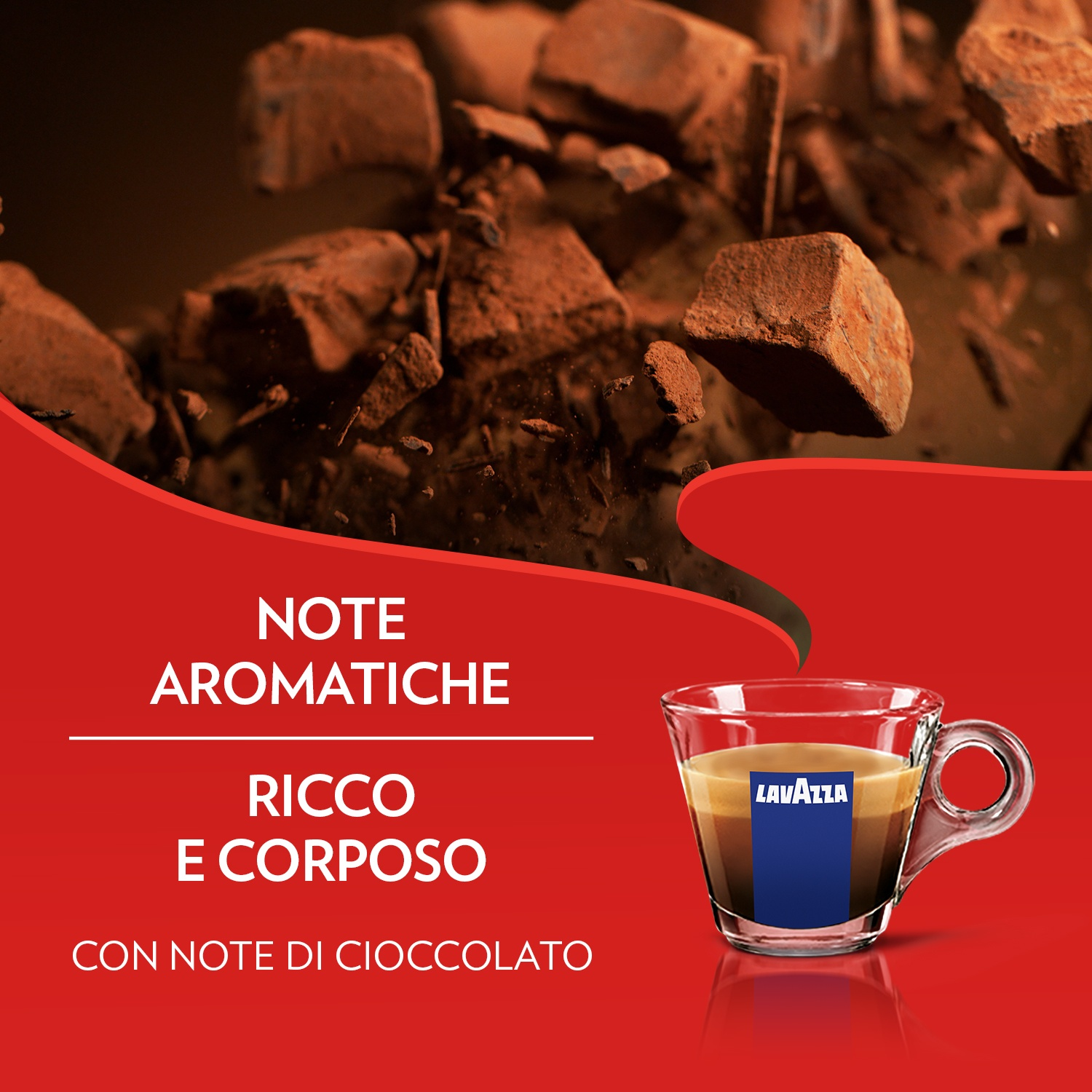 Caffè con note di cioccolato. Primo piano di tazza da caffè e pezzi di cioccolato.