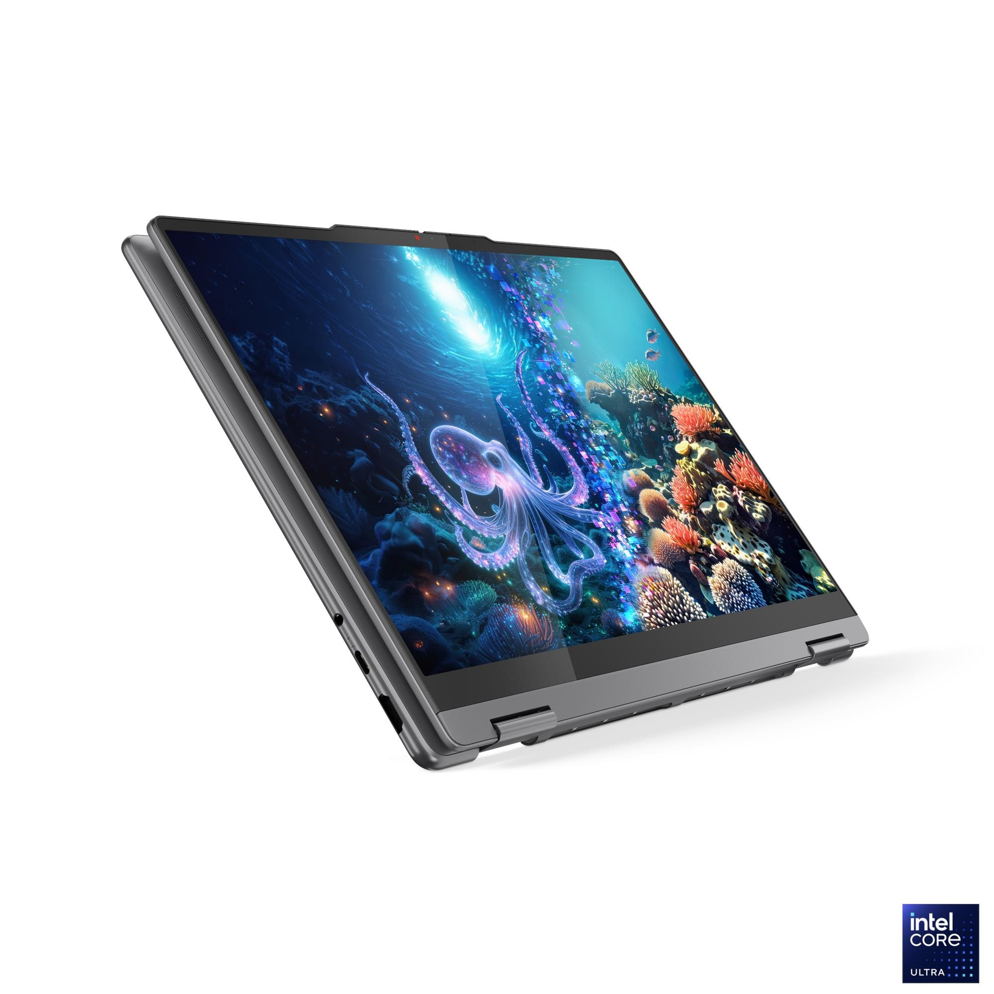 Un laptop grigio mostra uno schermo vivace con un polpo e una barriera corallina.
