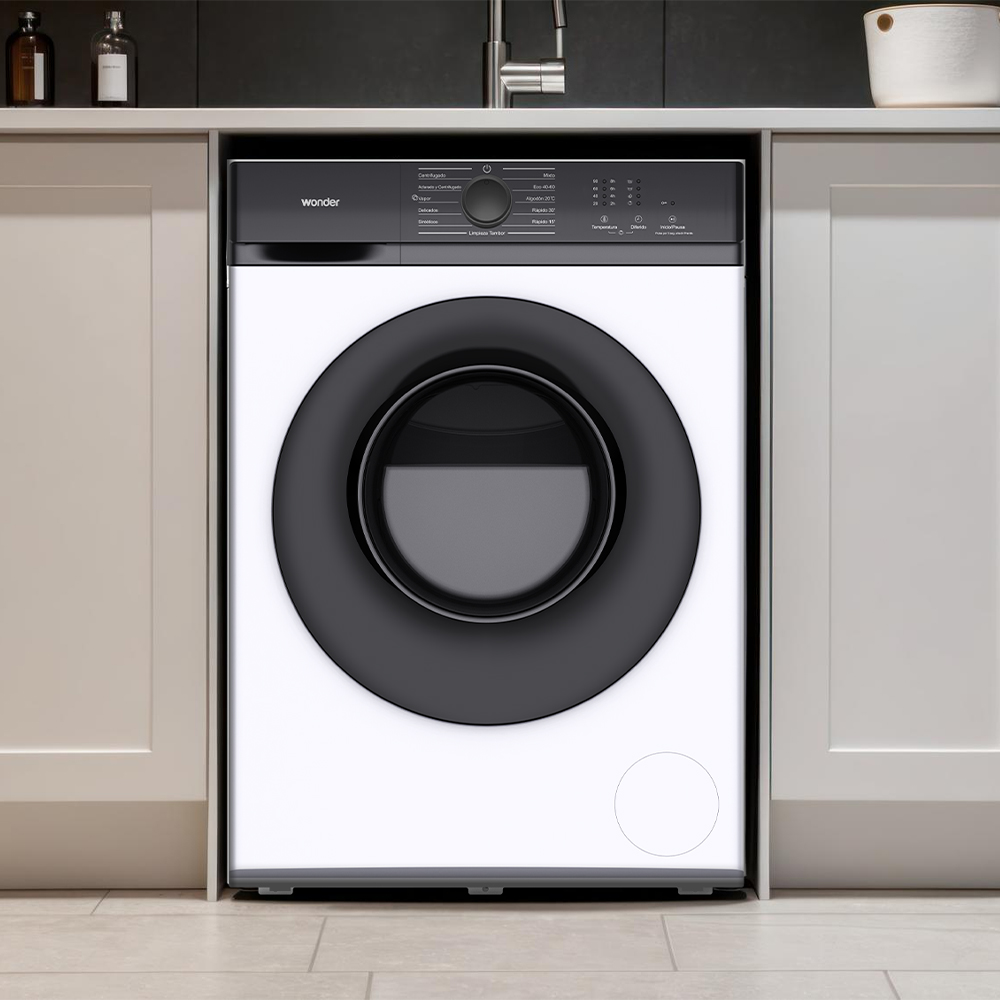Una lavadora blanca con puerta negra y panel de control, debajo de una encimera.