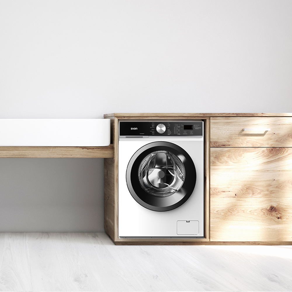 Una lavadora blanca con puerta negra está sobre un mueble de madera junto a una encimera.