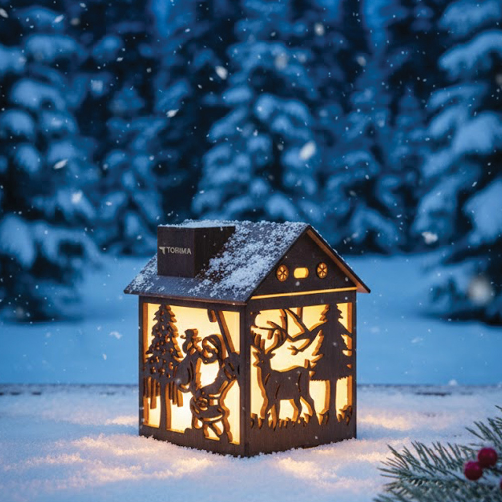 Kar üzerinde Noel Baba, ren geyiği ve çam ağacı olan aydınlık ahşap ev.