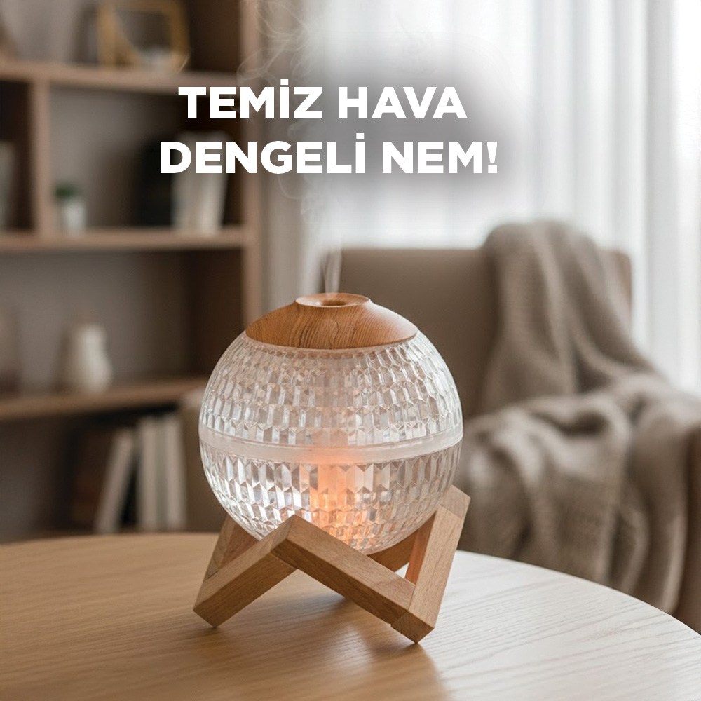 Ahşap stand üzerinde ahşap kapaklı yuvarlak difüzör, masaya yerleştirilmiş.