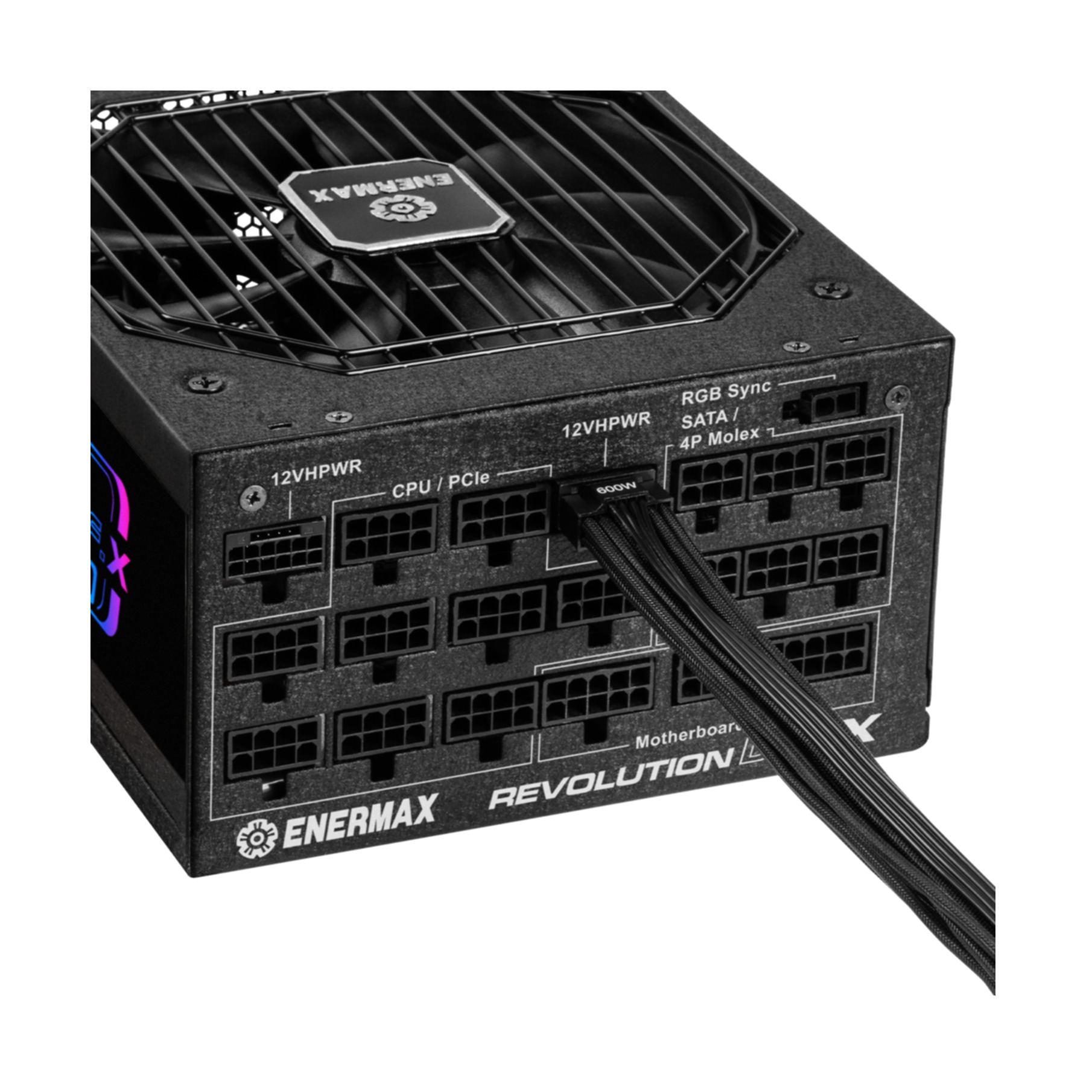 Czarny zasilacz z wieloma portami i jednym podłączonym kablem.