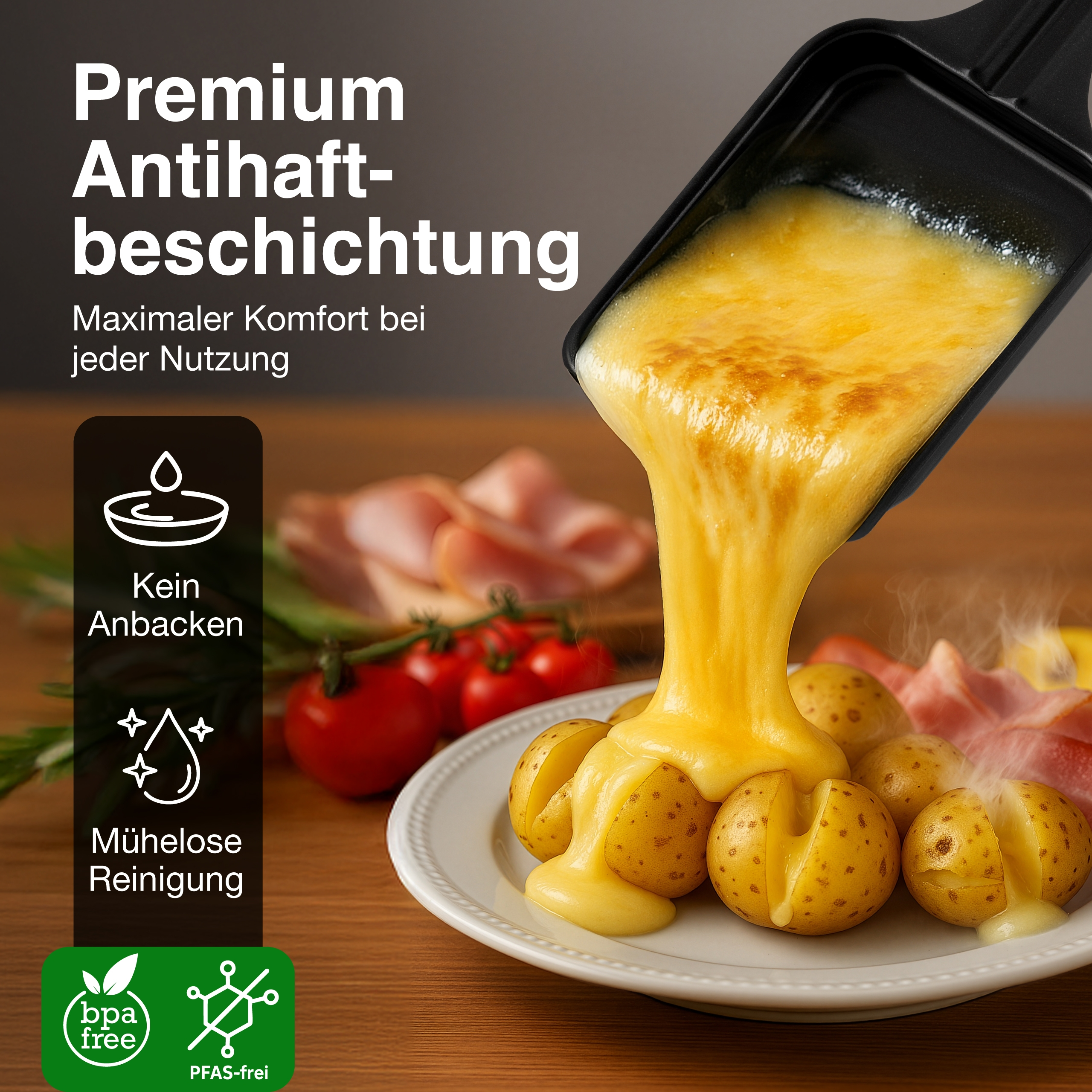 Geschmolzener Käse fließt über Kartoffeln und Schinken auf einem Teller.