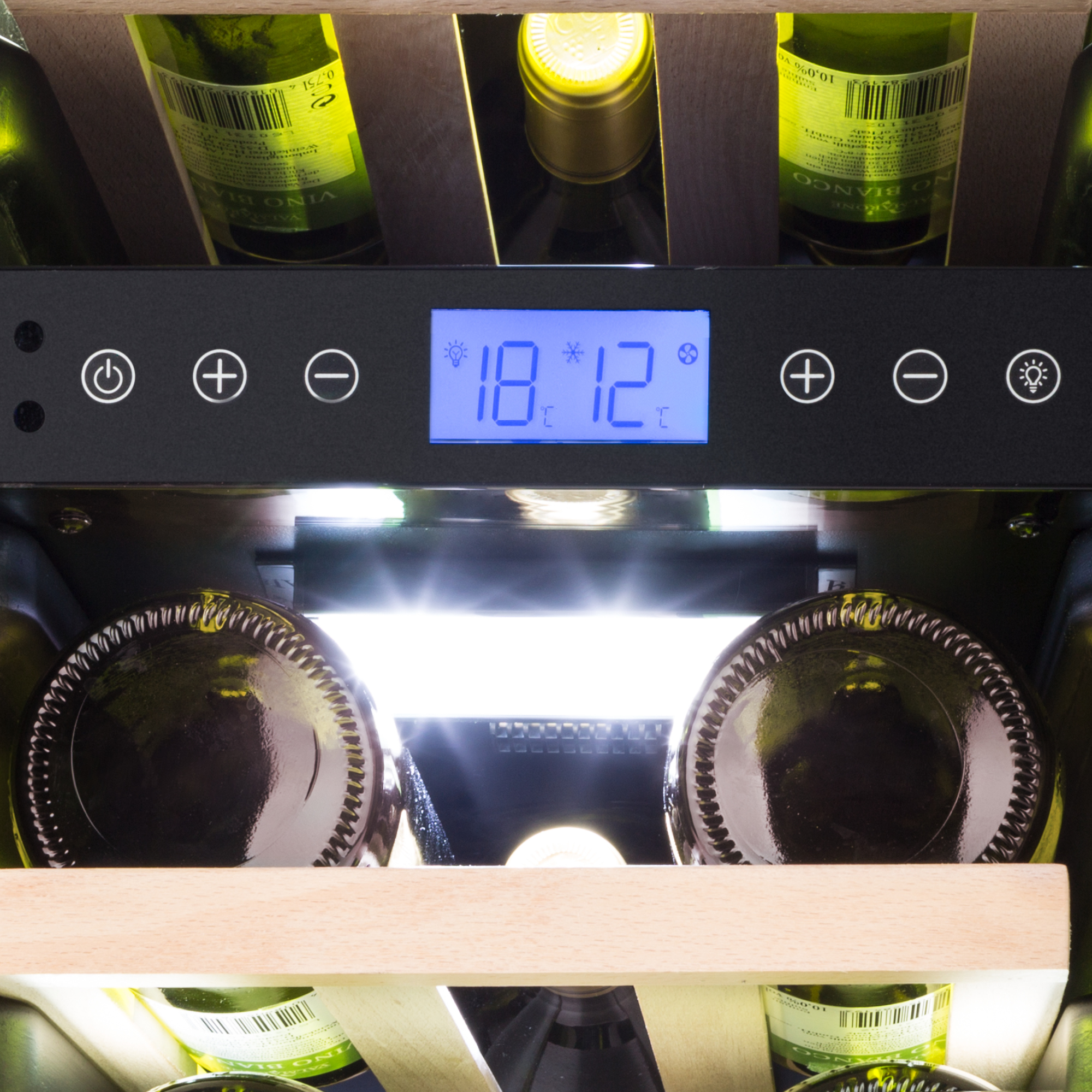 Cantinetta con display blu mostra 18°C e 12°C. Bottiglie di vino verdi sugli scaffali.
