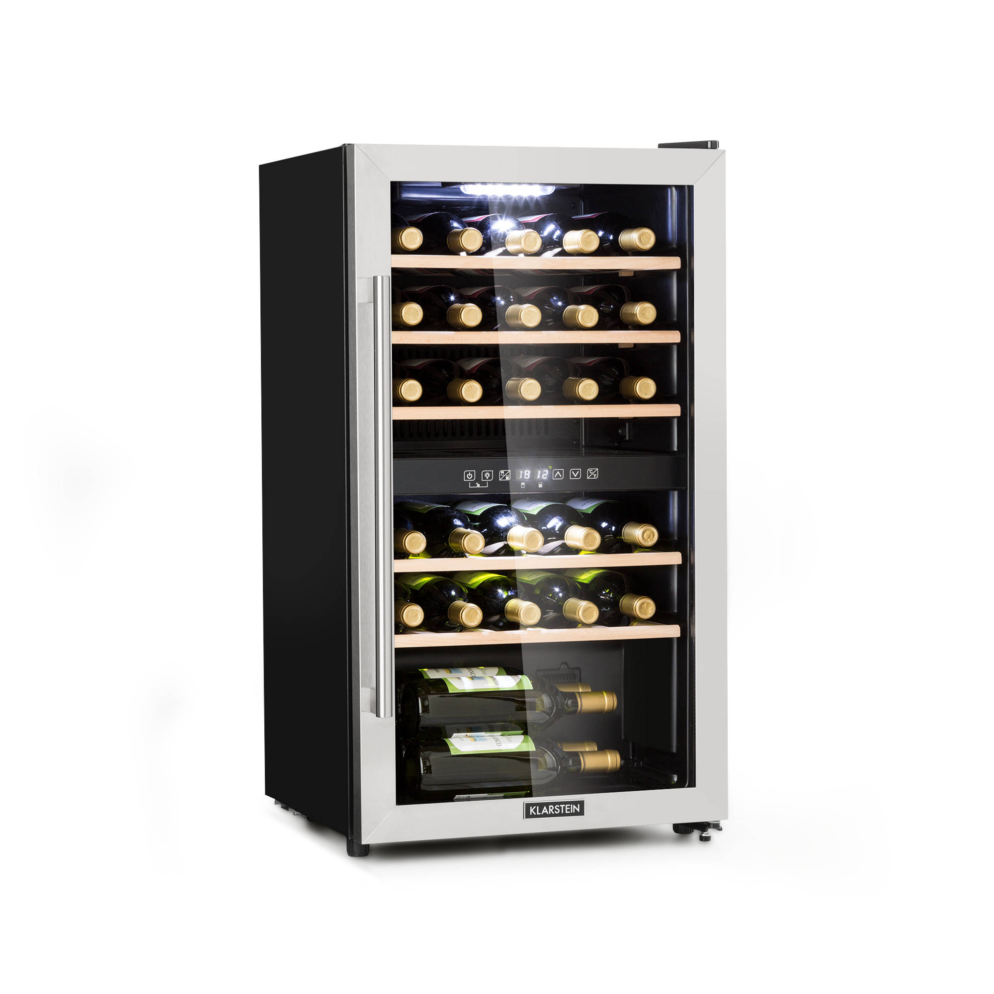 Un refrigeratore per vino argentato con porta in vetro, pieno di bottiglie di vino su ripiani in legno.
