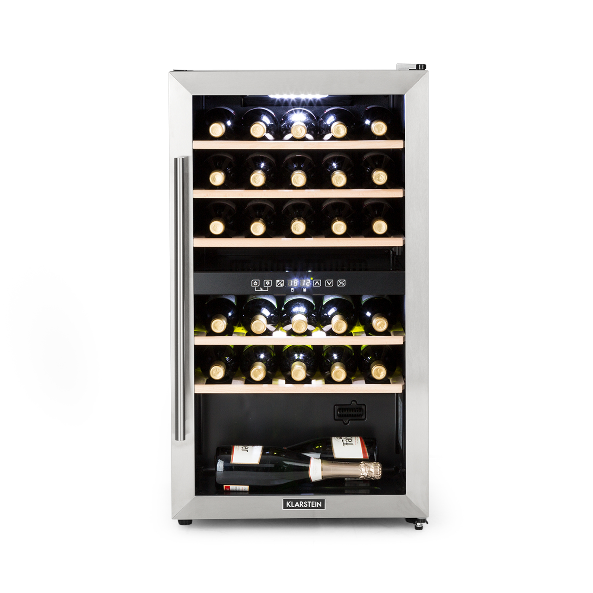 Un refrigeratore per vino argentato pieno di bottiglie di vino su scaffali di legno.