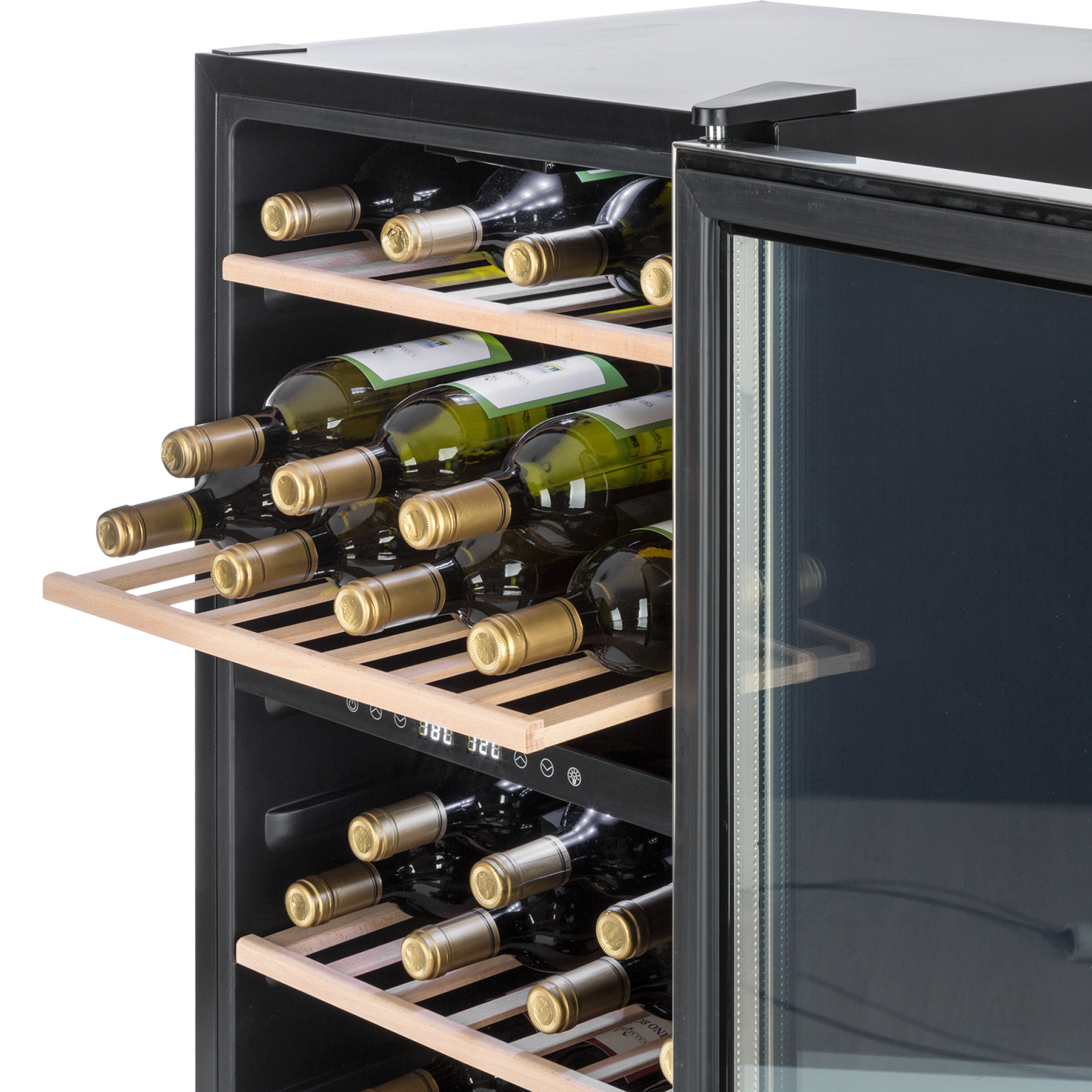 Una cantinetta per vini con ripiani in legno, piena di bottiglie.