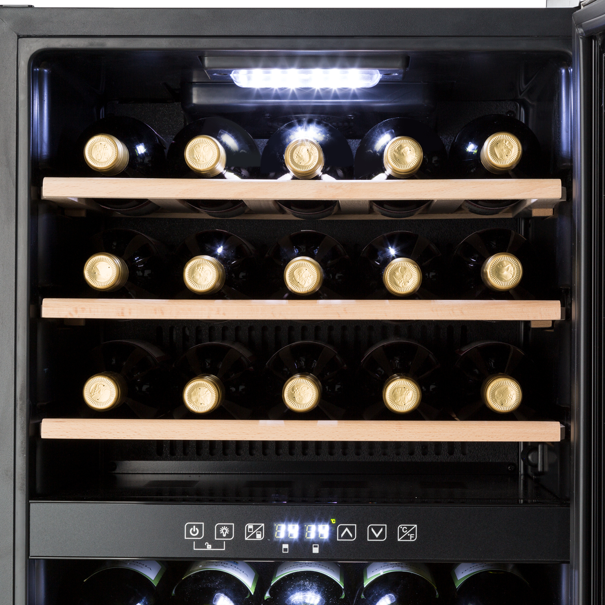 Una cantinetta per vino con più ripiani pieni di bottiglie di vino scuro.