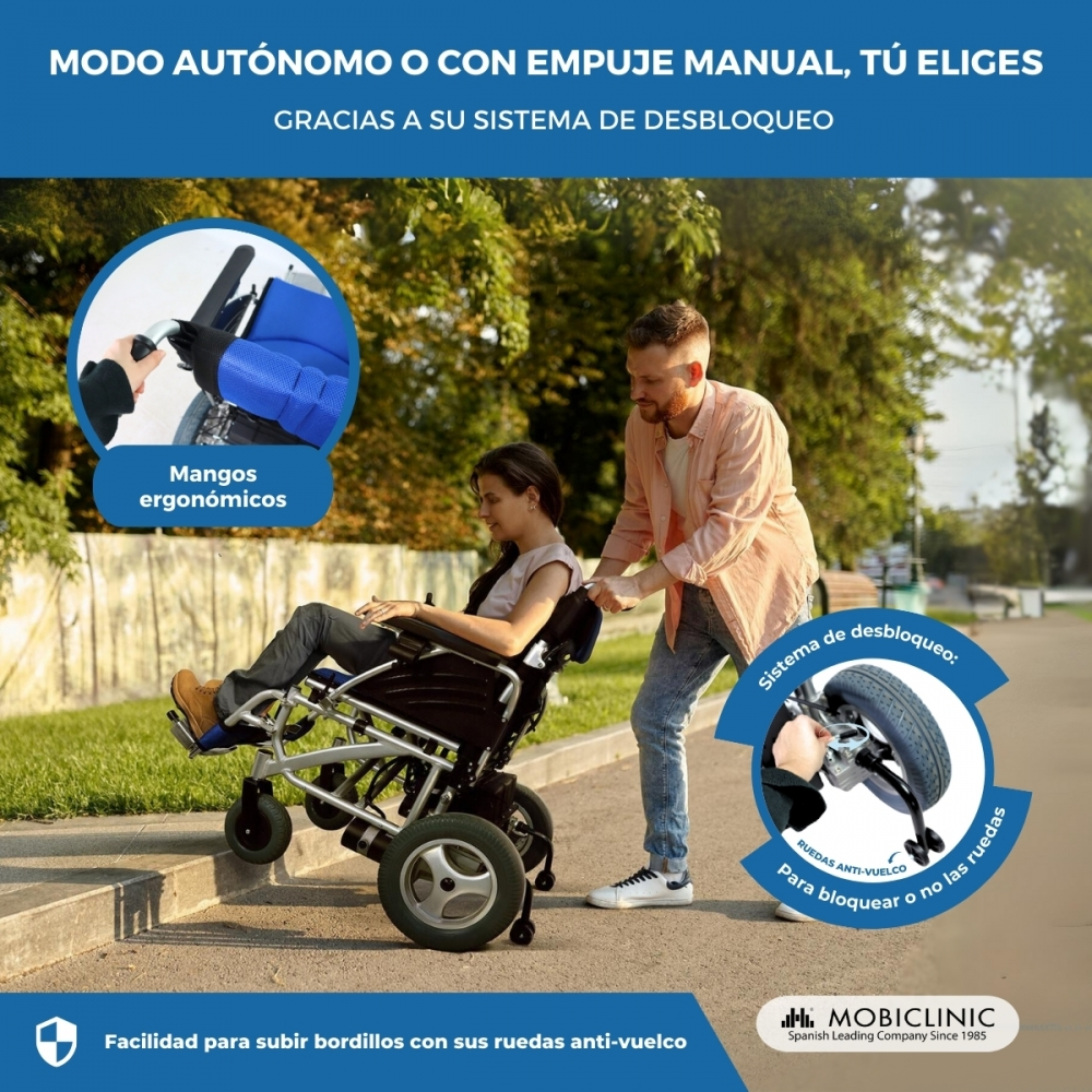 Hombre empuja silla de ruedas por bordillo; detalle del sistema de desbloqueo.