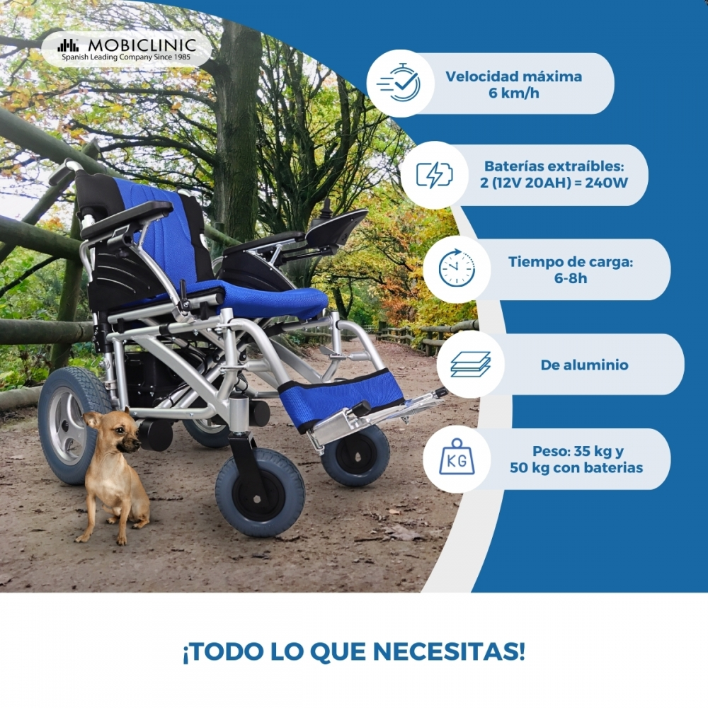 Silla de ruedas eléctrica azul con perro pequeño delante, en exteriores.