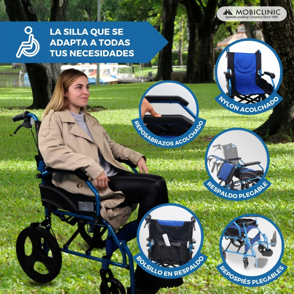 Mujer sentada en silla de ruedas azul al aire libre. Se resaltan detalles de la silla.
