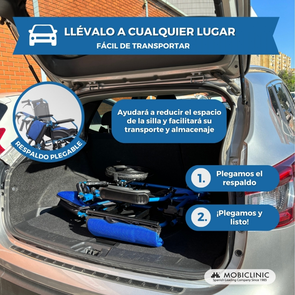 Una silla de ruedas plegable azul se guarda en el maletero de un coche.