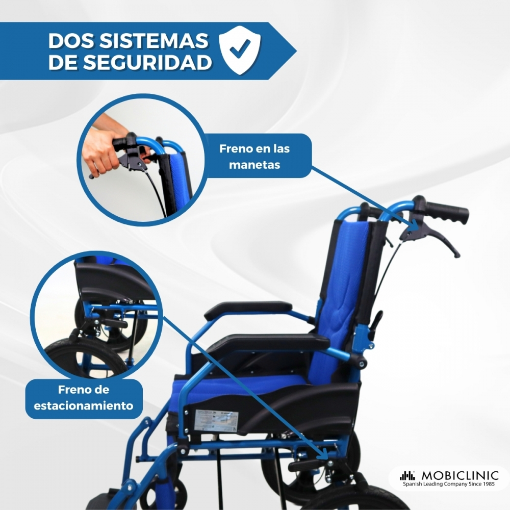 Una silla de ruedas azul con dos sistemas de seguridad: freno de mano y freno de estacionamiento.