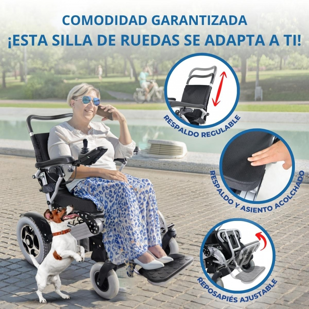 Una mujer habla por teléfono en una silla de ruedas eléctrica con un perro saltando.