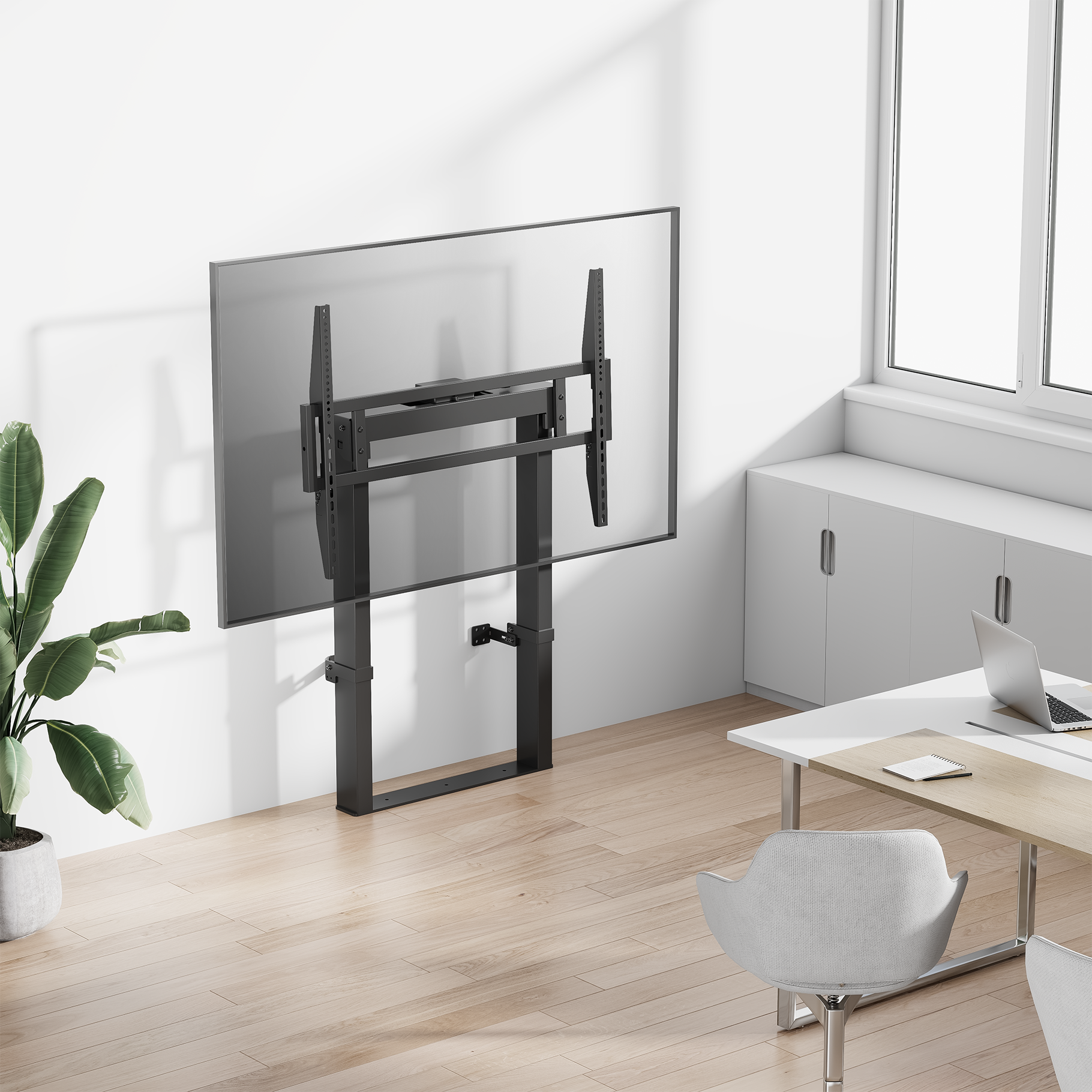 Een moderne kantoorruimte met een grote flatscreen-tv aan de muur, een bureau en een raam.
