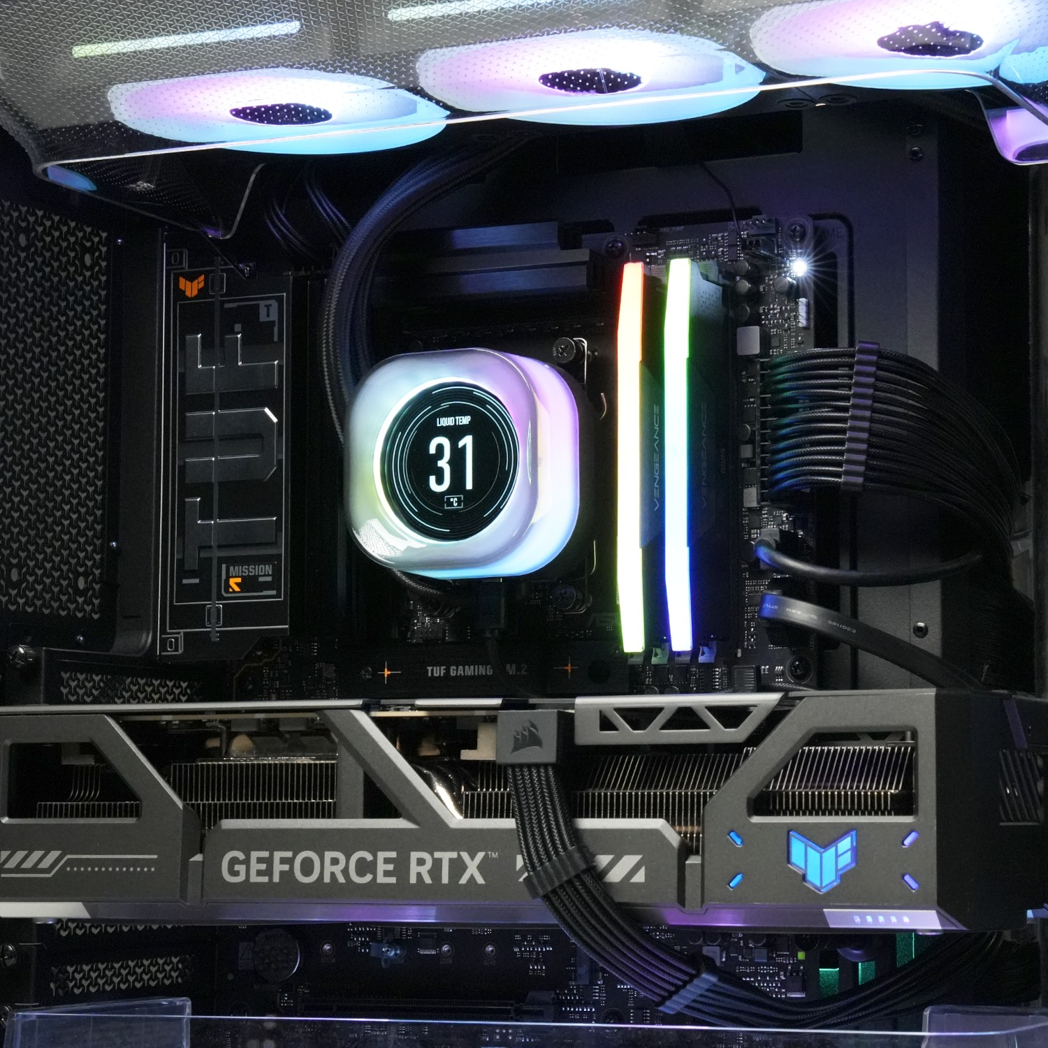 PC personalizado con iluminación RGB. Cuenta con GPU GeForce RTX, refrigerador AIO con pantalla de temperatura y RAM.