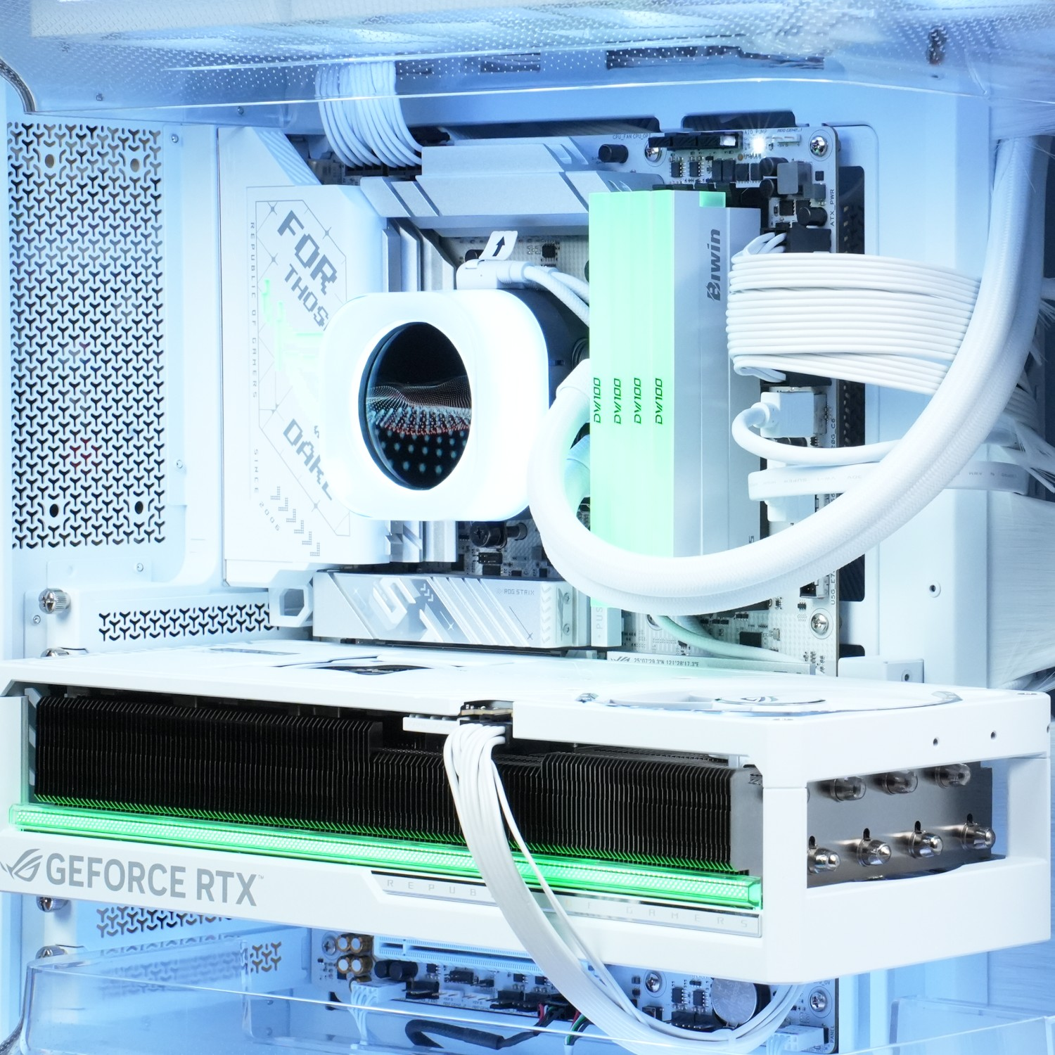 Un PC gamer blanco con iluminación RGB, componentes visibles y cables.